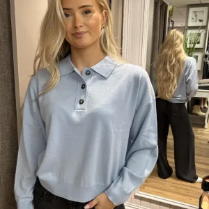 Allude klassisk genser med krage lyseblå