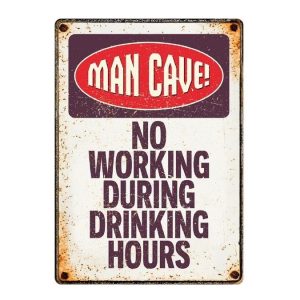 SKILT ‘Man Cave…’, Metall, 21×14,8cm.