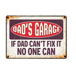 SKILT ‘Dad’s garage…’, Metall, 21×14,8cm.
