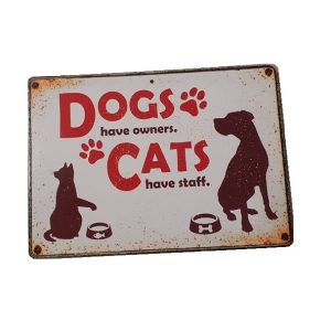 SKILT ‘Dogs have owners…’, Metall, 21×14,8cm.